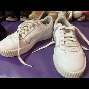 Women’s sneaker size 6
